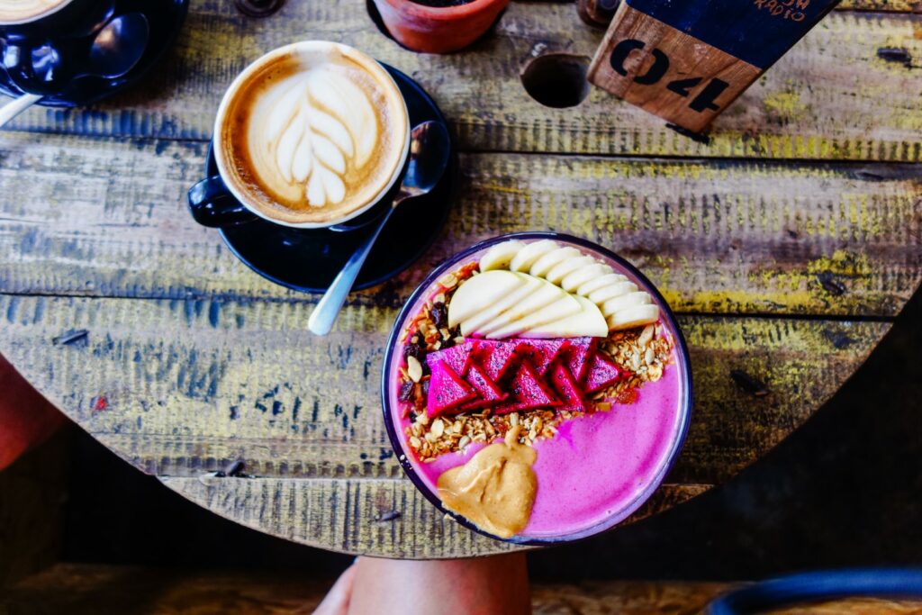 koffiebar kuta lombok, smoothiebowl kuta lombok, bush radio kuta lombok, cappuccino kuta lombok