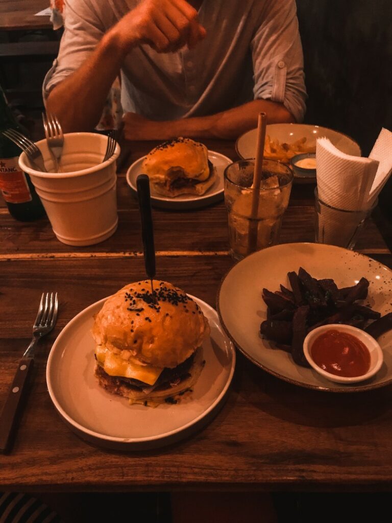 restaurant kuta lombok, burger kuta lombok