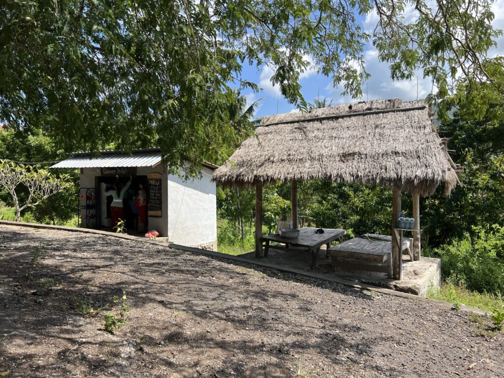 Nusa Penida, Suwehan beach, Nusa Penida warung